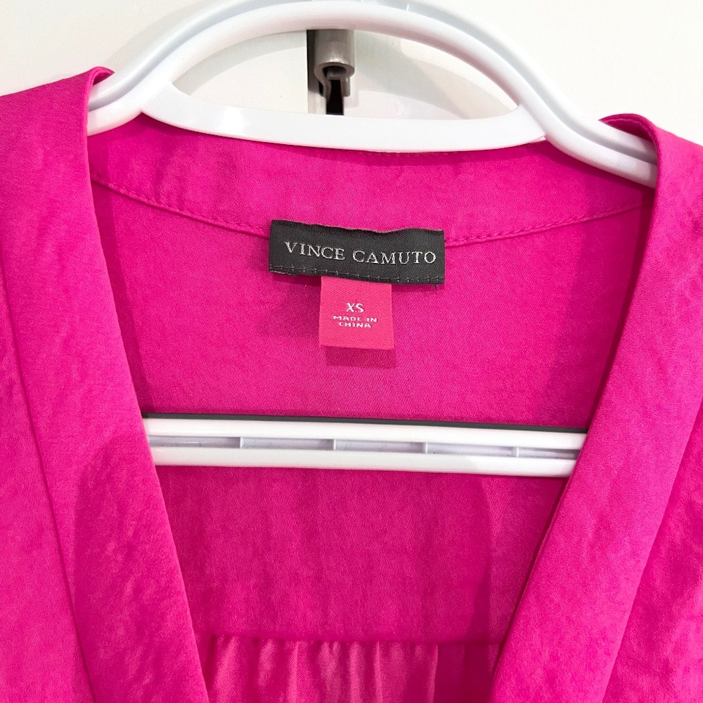 Vince Camuto Women's Women's V-Neck 3/4 Sleeve Rumple Blouse, like new - Picture 3 of 6